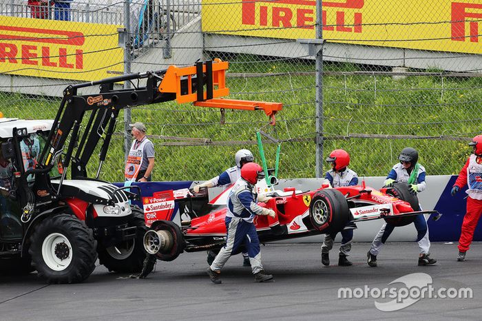 Sebastian Vettel, Ferrari SF16-H retirado de la carrera cuando explotó su neumático trasero