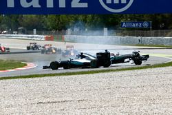 Lewis Hamilton, Mercedes AMG F1 W07 Hybrid et Nico Rosberg, Mercedes AMG F1 W07 Hybrid s'accrochent dans le premier tour