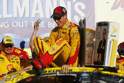 Race winner Joey Logano, Team Penske Ford