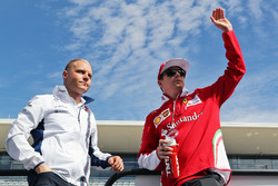Valtteri Bottas, Williams y Kimi Raikkonen, Ferrari en el desfile de pilotos