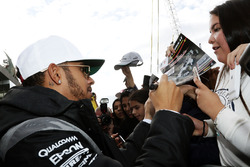 Lewis Hamilton, Mercedes AMG F1 signs autographs for the fans