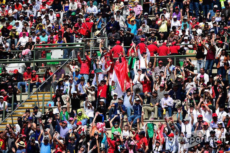 Aficionados en la tribuna