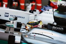 Pole-sitter Lewis Hamilton, Mercedes AMG F1 W07 Hybrid in parc ferme