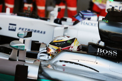 Ganador de la pole Lewis Hamilton, Mercedes AMG F1 W07 Hybrid en parc ferme
