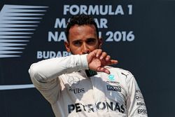 Podium: winnaar Lewis Hamilton, Mercedes AMG F1 Team