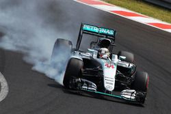 Lewis Hamilton, Mercedes AMG F1 W07 Hybrid bloque une roue au freinage