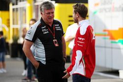 Otmar Szafnauer, Sahara Force India F1 Şef İşletme Görevlisi ve Sebastian Vettel, Ferrari