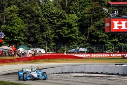 Simon Pagenaud, Team Penske Chevrolet takes the checkered flag