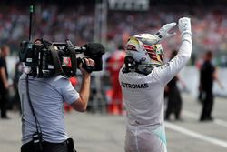 Победитель - Льюис Хэмилтон, Mercedes AMG F1 в закрытом парке