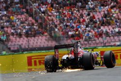 Carlos Sainz Jr, Scuderia Toro Rosso STR11 envoie des étincelles
