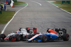 Romain Grosjean, Haas F1 Team VF-16; Pascal Wehrlein, Manor Racing MRT05