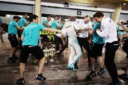 Winnaar Nico Rosberg, Mercedes AMG F1 Team viert met het team