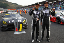 GT300クラスで優勝した、#65 LEON CVSTOS AMG-GTの黒澤治樹と蒲生尚弥