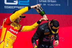 Podium : le vainqueur Pierre Gasly, Prema Racing et le deuxième Antonio Giovinazzi, Prema Racing célèbrent avec le champagne