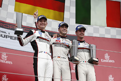 Podio: il vincitore Sven Muller, secondo Mathieu Jaminet, terzo Matteo Cairoli