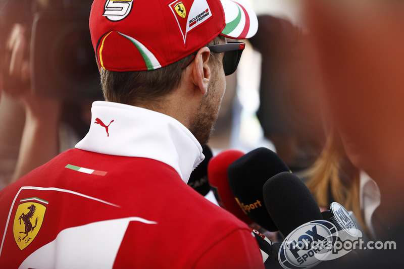 Себастьян Феттель, Ferrari, спілкується зі ЗМІ