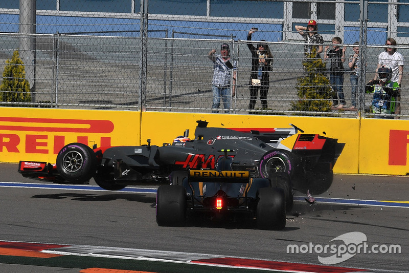 Romain Grosjean, Haas F1 Team VF-17 and Jolyon Palmer, Renault Sport F1 Team RS17 crash