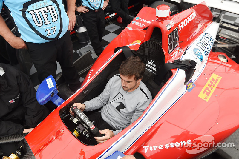 Fernando Alonso mencoba duduk di kokpit mobil Marco Andretti