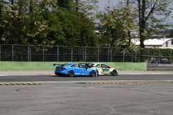 Tiago Monteiro, Castrol Honda World Touring Car Team e Nestor Girolami, Polestar Cyan Racing, in lotta per la posizione