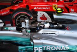 Racewinnaar Valtteri Bottas, Mercedes AMG F1 W08  in parc ferme