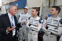 Chase Carey, directeur exécutif du Formula One Group, discute avec Dominik Kraihamer, Timo Bernhard, Earl Bamber