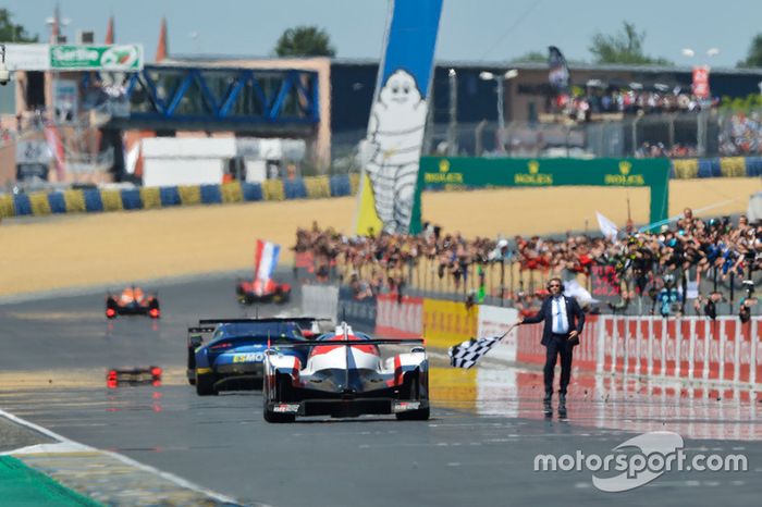 Bandera a cuadros para #8 Toyota Gazoo Racing Toyota TS050 Hybrid: Anthony Davidson, Sébastien Buemi