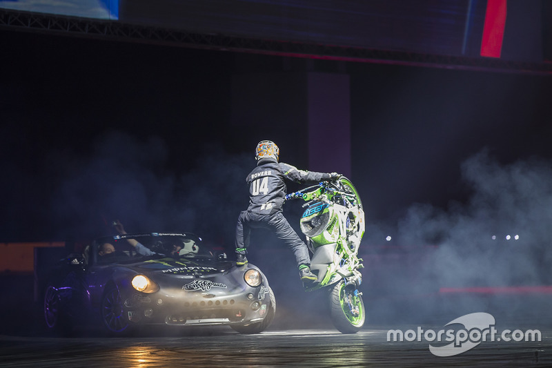 Terry Grant stunt met zijn motor