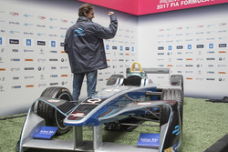 Esteban Gutiérrez con el auto domi de la Fórmula E