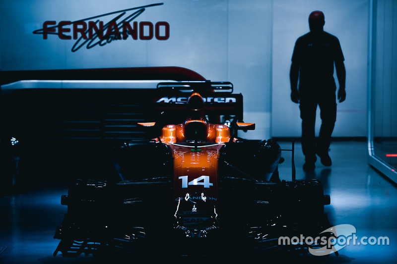 El McLaren MCL32 de Fernando Alonso en el box