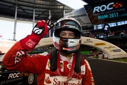 Sebastian Vettel, fête sa victoire pour le Team Germany