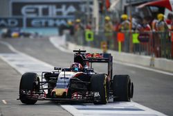 Daniil Kvyat, Scuderia Toro Rosso STR11 returns to the pits with a puncture