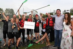 McLaren and Eric Boullier, McLaren Racing Director celebra en la carrera de balsas