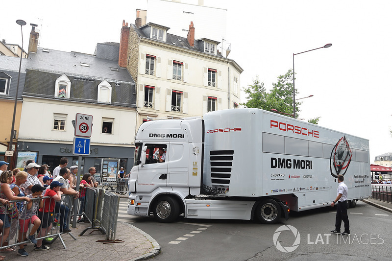 Porsche-Truck am Place de la Republique