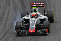 Esteban Gutierrez, Haas F1 Team VF-16 locks up under braking