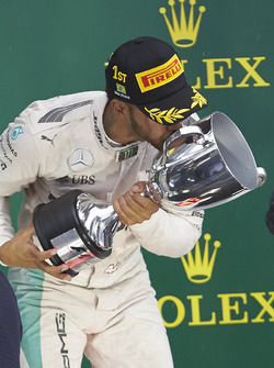 Podium: le vainqueur Lewis Hamilton, Mercedes AMG F1