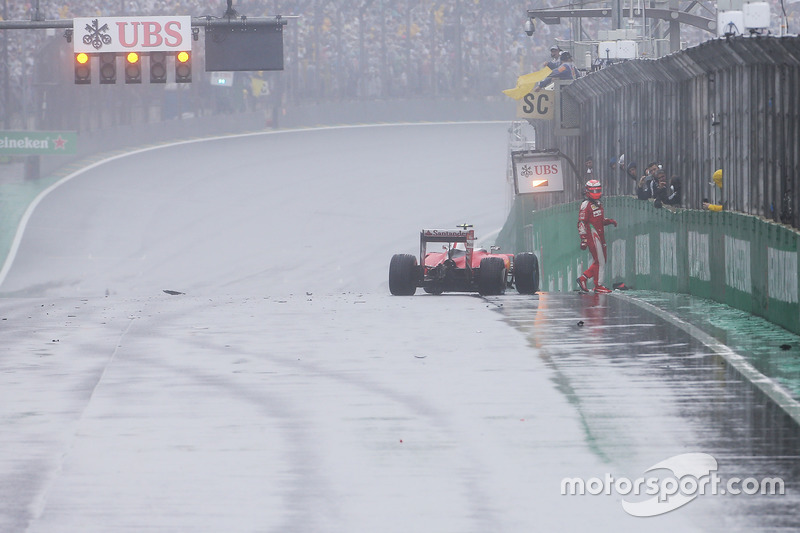 Kimi Raikkonen, Ferrari SF16-H crashed out of the race