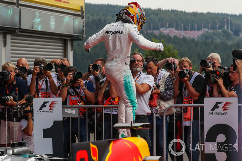 Il vincitore della gara Lewis Hamilton, Mercedes AMG F1 festeggia nel parco chiuso