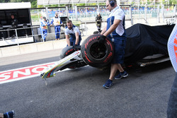La monoposto incidentata di Felipe Massa, Williams FW40 viene recuperata nelle FP1 e spinta lungo la