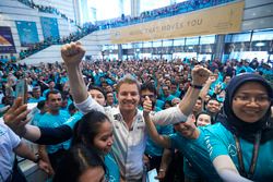 Petronas employees welcome Nico Rosberg, Mercedes AMG F1