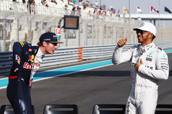 Max Verstappen, Red Bull Racing met Lewis Hamilton, Mercedes AMG F1