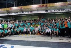 Nico Rosberg, Mercedes AMG F1 feiert seinen WM-Titel mit seiner Frau Vivian Rosberg und dem Team