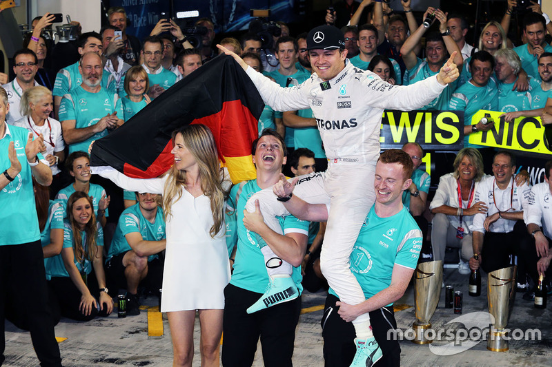 Нико Росберг, Mercedes AMG F1, с женой Вивиан Росберг и командой