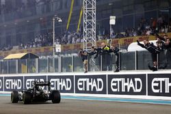 Nico Hulkenberg, Sahara Force India F1 VJM09 passe devant l'équipe à la fin de la course, qui rapporte la 4e place au championnat constructeurs