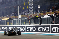 Nico Hulkenberg, Sahara Force India F1 VJM09 passes the team at the end of the race securing fourth position in the Constructors' Championship