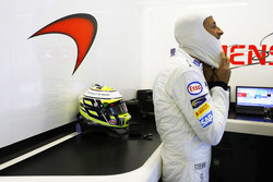 Jenson Button, McLaren in the garage