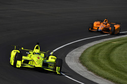 Симон Пажено, Team Penske Chevrolet, и Фернандо Алонсо, Andretti Autosport Honda
