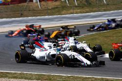 Felipe Massa, Williams FW40, recovers to the pits, a puncture