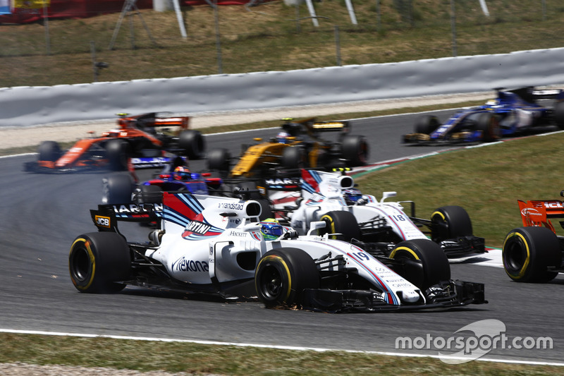 Felipe Massa, Williams FW40, recovers to the pits, a puncture
