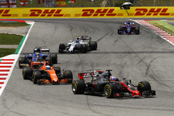Ромен Грожан, Haas F1 VF-17, Фернандо Алонсо, McLaren MCL32, Паскаль Верляйн, Sauber C36, Лэнс Строл