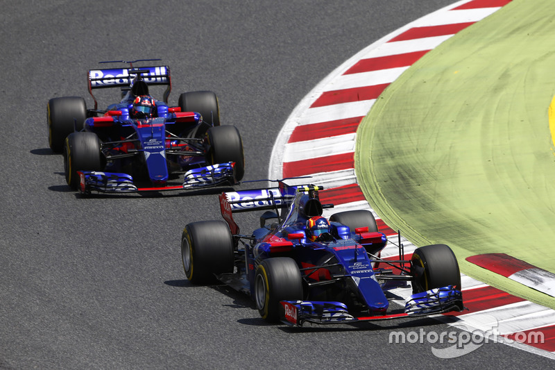 Carlos Sainz Jr., Scuderia Toro Rosso STR12, Daniil Kvyat, Scuderia Toro Rosso STR12